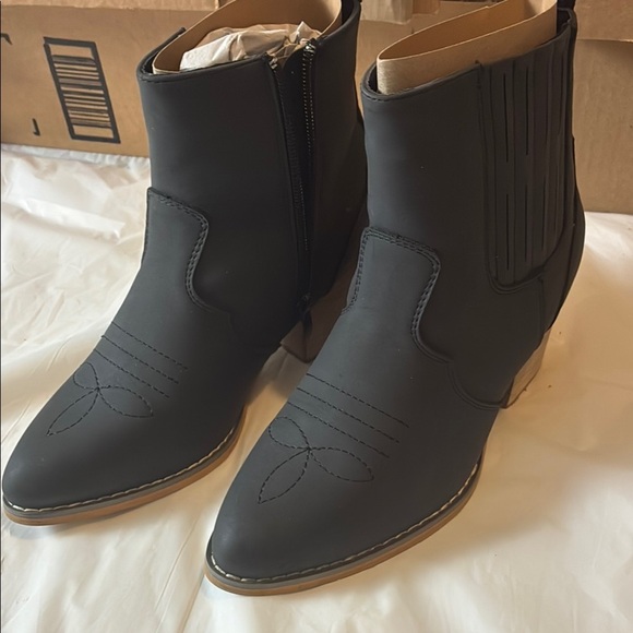 Black Ankle Boots with Stacked Heel and Minimalist Design - Picture 1 of 7